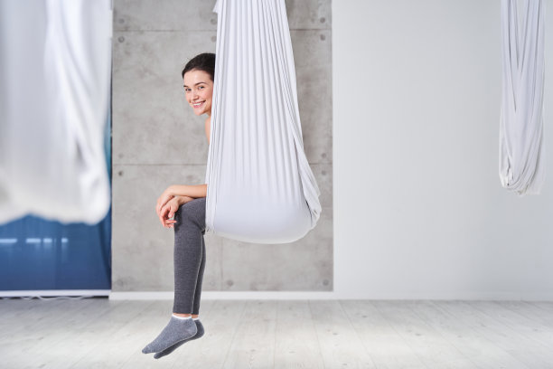 坐在吊床上的女人图片下载