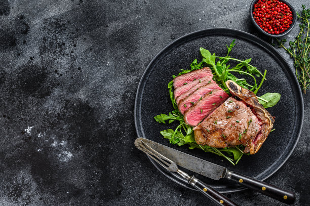五分熟的切片烤条纹牛排或纽约牛排。黑色背景。前视图。本空间图片下载