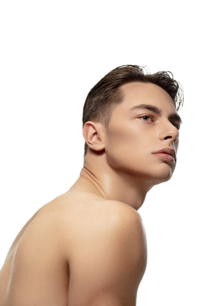 年轻男子的肖像孤立在白色工作室背景。白人有吸引力的男性模特。时尚与美丽的概念，自我护理，身体和皮肤护理。图片下载