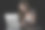 一头棕色长发的年轻女孩向手提电脑走来图片下载