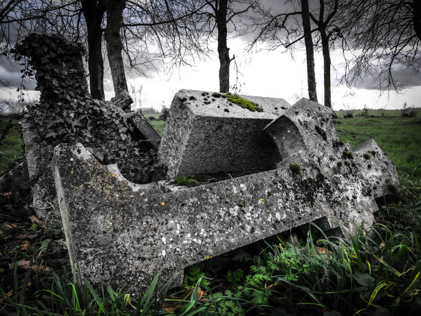 废弃的十字架图片下载