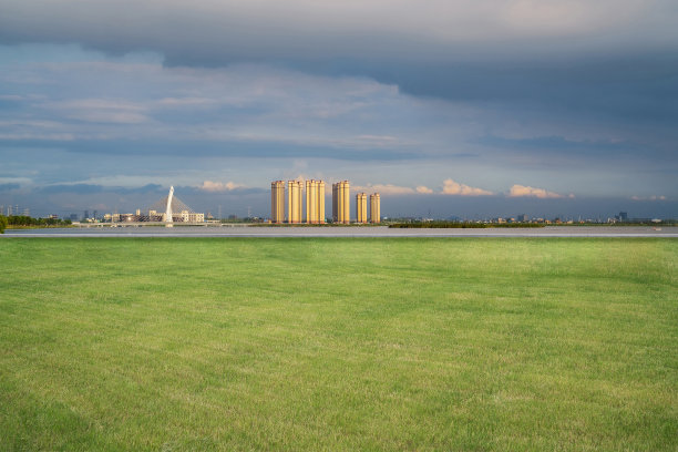 中国江苏省苏州市太湖边的大型草坪和现代建筑天际线图片下载
