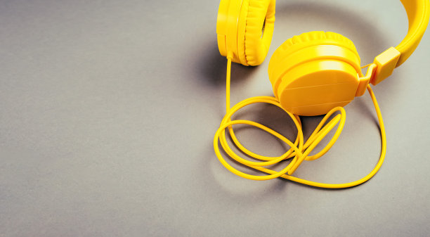 灰色背景上的黄色耳机图片下载