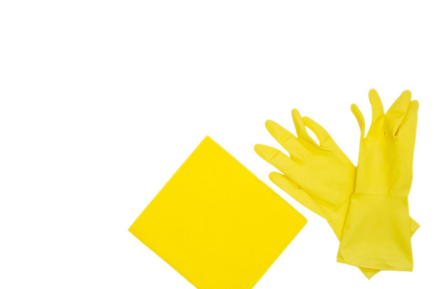 橡胶黄色手套和黄色超细纤维布隔离在白色背景上进行清洗概念，复制空间图片下载