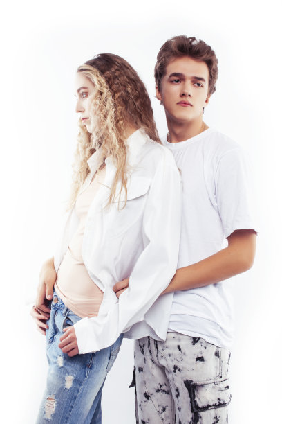 年轻漂亮的夫妇一起摆出欢快的孤立在白色的背景下，生活方式人们的概念，快乐的男孩和女孩图片下载