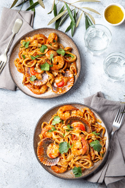 地中海食物。海鲜意大利面配酱汁和虾。白色背景。俯视图图片下载