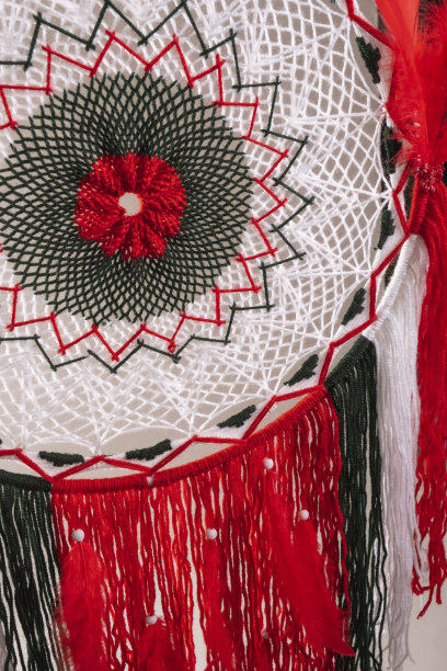 红白线织成的捕梦网图片下载