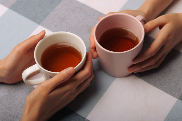 拿着咖啡杯的女人图片下载