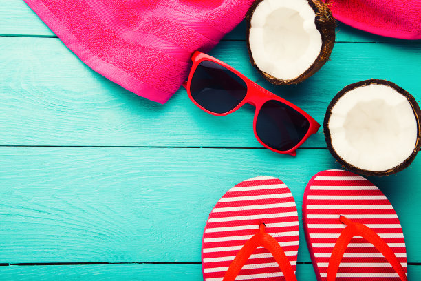夏季配件。蓝色木地板上放着水果、人字拖、太阳镜和毛巾。俯视图和复制空间。模型图片下载
