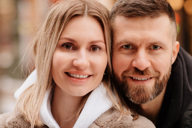 特写镜头。男人和女人在街头摆姿势拍摄冬季照片图片下载