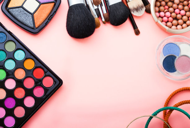粉色背景上的化妆品。前视图。图片下载