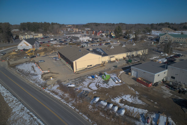 鸟瞰图购物中心和停车场图片下载