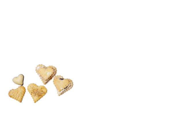 白盘子里放着心形的饼干和咖啡。情人节的背景。图片下载