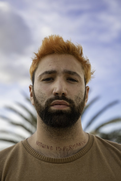 一个戴着树叶王冠的年轻人的肖像图片下载