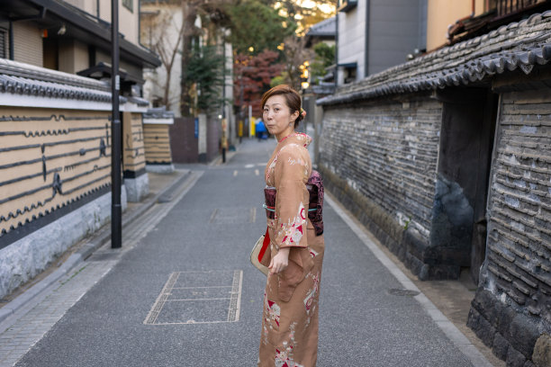 穿着和服的日本妇女在街上向后看图片下载