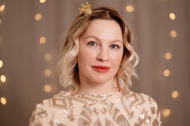 一个漂亮的金发女人的肖像，头上戴着一顶小皇冠图片下载