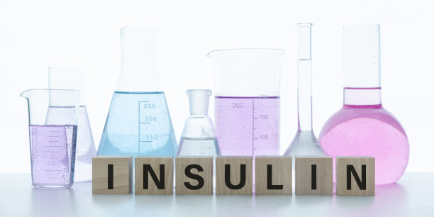 木方块上写着英文胰岛素的字样。糖瘾，胰岛素抵抗，不健康饮食。糖尿病防护医学理念图片下载