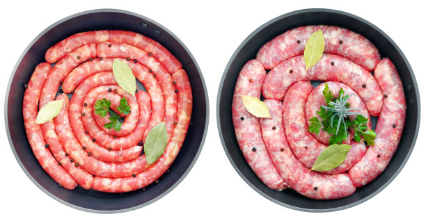 美味的乡村生肉香肠在煎锅，月桂叶和新鲜的香草在厨房。俯视图平铺组对象。图片下载