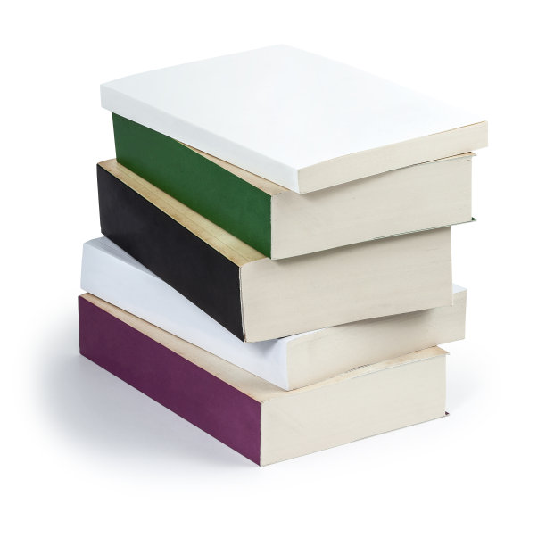 堆放着的书籍夹着小路图片下载