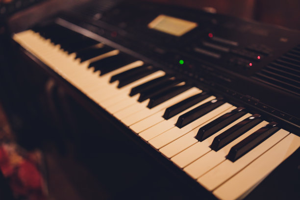 丢失的键或音符为丢失，错位，消失，缺席，消失或空缺的概念形象。图片下载