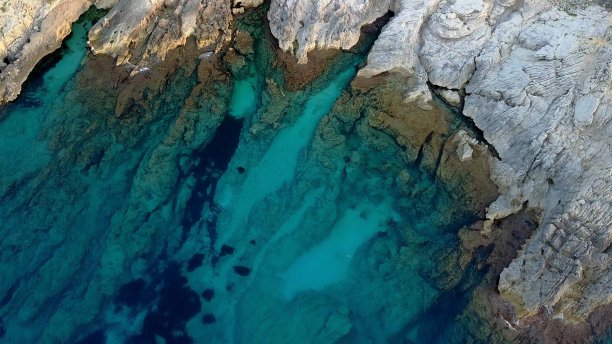 马略卡岛的岩石海岸线和清澈的地中海的航拍图图片下载