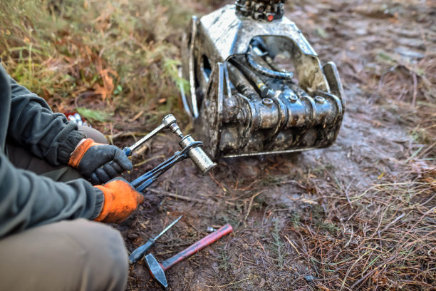 起重机司机正在修理他的机器图片下载