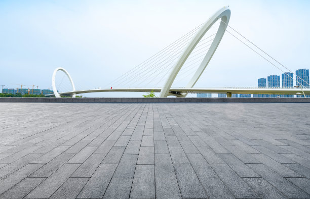 空旷的广场地板和桥，南京，中国图片下载