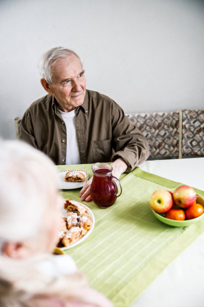 年长的人看着窗户图片下载