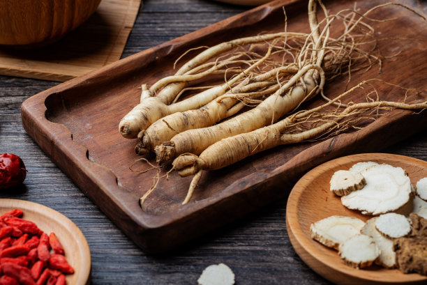 人参、枸杞、大枣都装在木盘里图片下载