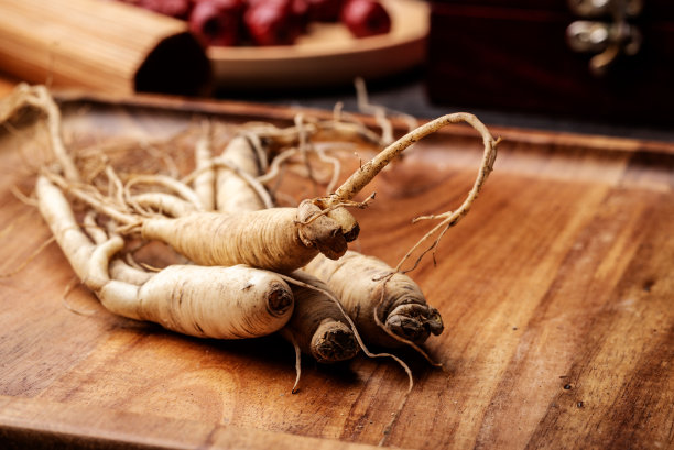 人参、枸杞、大枣都装在木盘里图片下载