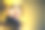 一个戴着金色假发的年轻女孩看着镜头，她的脸搁在戴着手套的手上图片下载