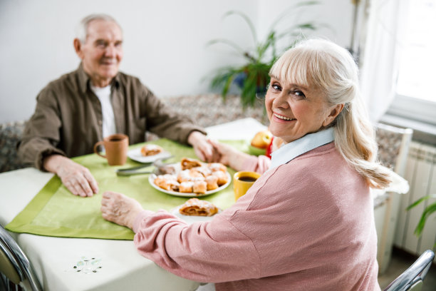 夫妇在家里一起吃饭图片下载