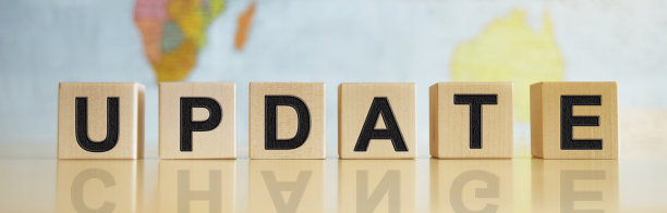 “更新”这个词写在孤立的政治地图背景上的木方上图片下载