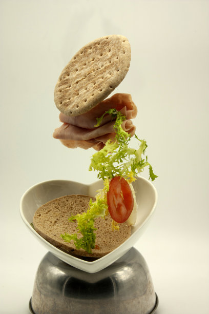 照片中的配料在每个三明治中免费组装薄片面包，生菜，火腿，番茄均衡的健康饮食图片下载
