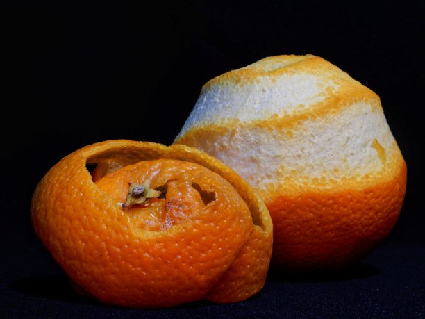橙色去皮一半，黑色背景和文字空间图片下载