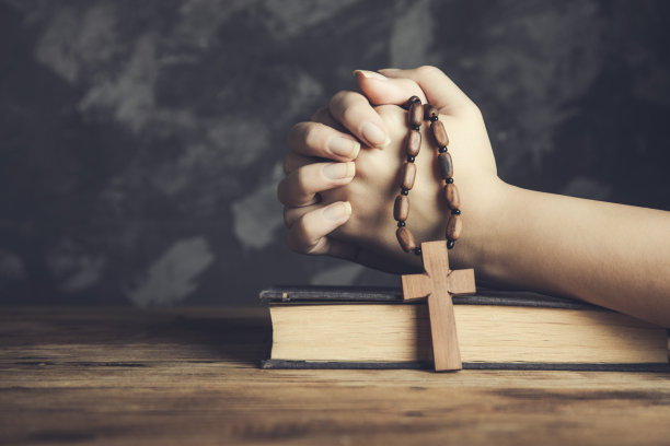 拿着十字架的女人图片下载