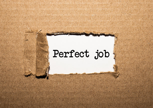 文字完美的工作。在撕破的牛皮纸后面图片下载