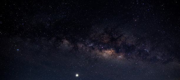 全景图蓝色夜空，银河和星星在黑暗的背景。噪音和谷物。照片长曝光和选择白平衡。图片下载