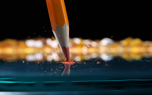 被玻璃压坏的学校蜡笔。图片下载