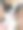 特写镜头:一只吉娃娃小狗坐在一个女孩的膝盖上。图片下载