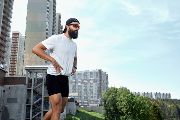 蓄着胡须的健壮男子在日落时分的户外健身房里做运动图片下载