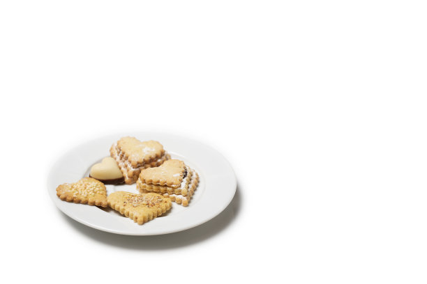 白盘子里放着心形的饼干和咖啡。情人节的背景。图片下载