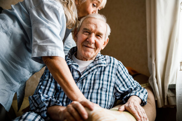 女人亲吻丈夫图片下载