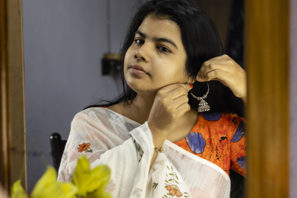 一个印度女人站在镜子前图片下载