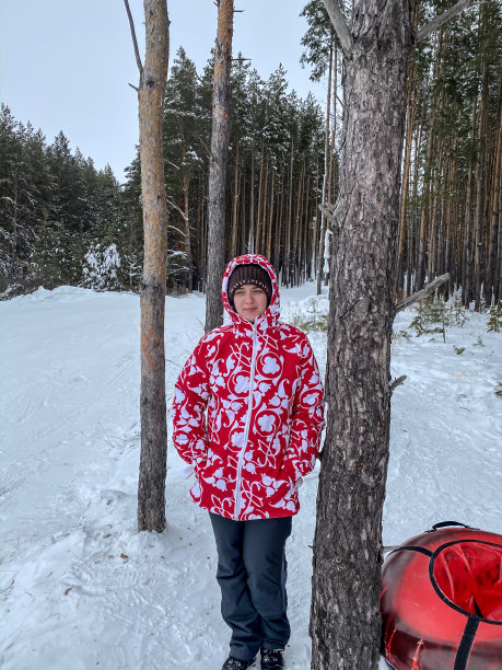 滑雪基地,度假胜地。年轻女子在山里用管子图片下载