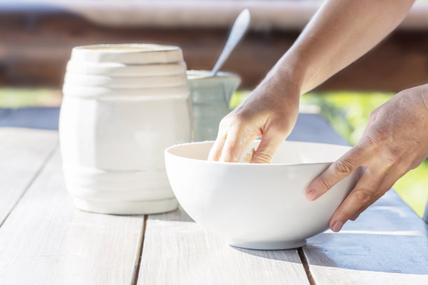 一个女人的手在清晨揉面的特写图片下载