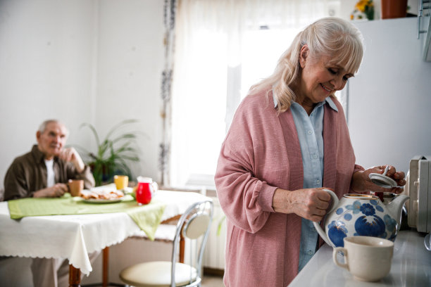 为丈夫倒茶的女人图片下载