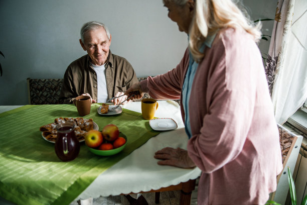 老夫妇正在喝茶图片下载