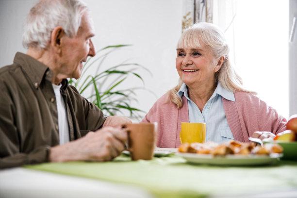 一起吃午餐的情侣图片下载