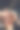 朋友们拿着啤酒杯围坐在咖啡吧的桌子旁欢呼——一群不同种族的人在酒吧里互相敬酒碰杯。图片下载